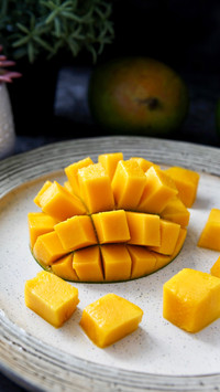 Peeling mango skin in seconds is clean and convenient