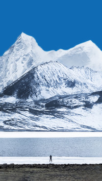 The ice and snow world of lake yingxue peak