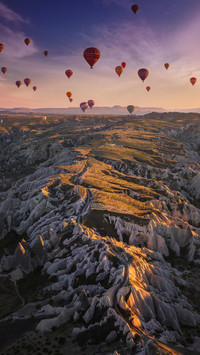 Shoot a romantic atmosphere of hot air balloons