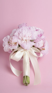 Nine Common Styles of Bride Holding Flowers 8
