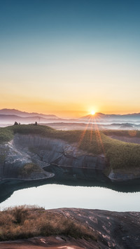 一湖碧水 半江晨雾