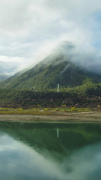 The reflection of the green mountains is full of lush greene