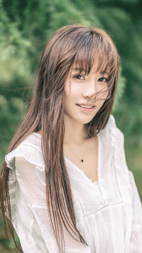 女孩的白色连衣裙