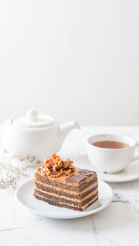 Coffee toffee cake with tea