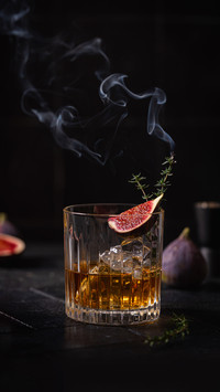 品一杯经典鸡尾酒