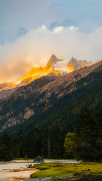 Nyingchi is the ceiling of mountains and lakes