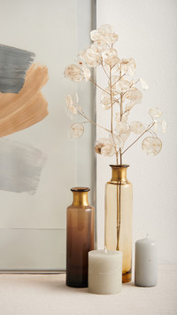 What are the materials of the vase