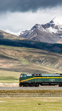 Scenic views of the Qinghai-Tibet Plateau railway tracks