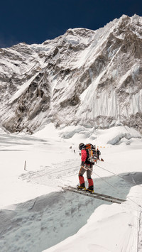 How much does it cost to climb mount everest