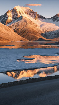 The road to the snowy mountain