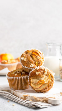 Apple wholemeal flour muffins with oat flakes