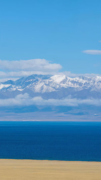 山湖揽雪静藏清蓝