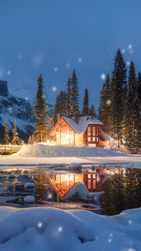 Beautiful view of Emerald Lake with wooden lodge