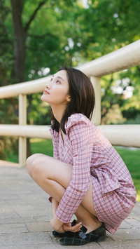 阳光下的格子女孩