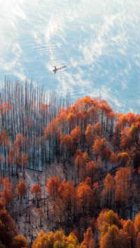 The reflection of clouds and autumn waves mirrors the distan