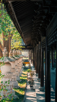 Afternoon ancient corridor, no shadow left.