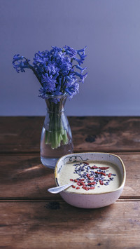 Banana smoothie bowl topped with goji berries and cacao