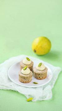Pistachio lime mini cupcakes