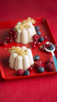 Coconut panna cotta with fresh berries