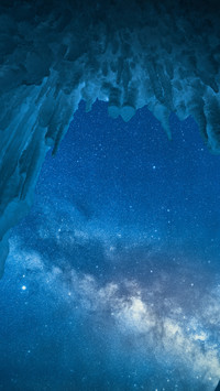 Gazing at the starry sky in the glacier 2
