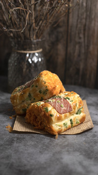 Hand in hand to teach you how to make meat floss bacon bread