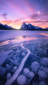 How are ice bubbles formed