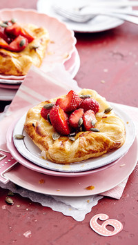 Strawberry crispy buns