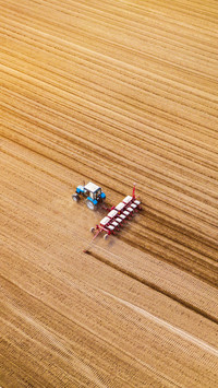 Viewing the scenery of spring farming in china