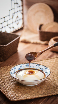 Carving brown sugar cold cakes at home