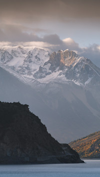 The morning light of ranwu lake is just beginning to