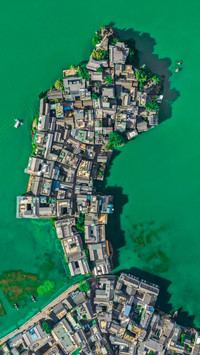 Lying on the train you can see Erhai Lake 26