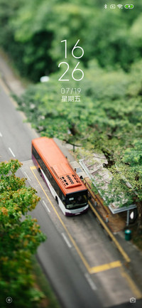 进站的公交车