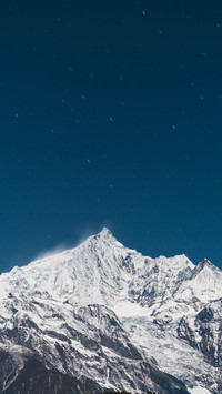 The moon shines upon the silver mountains in kawagebo