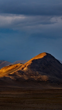 The sunset scenery of Tianshan is like a painting.