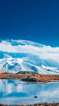 The morning light of the plateau spreads over the snow-cappe