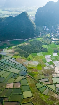 A journey through the misty and rainy li river as