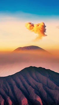 婆罗摩火山喷发