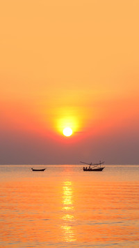 The sunrise reflects the sea surface in the morning