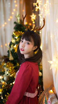 美女变身迷人“小鹿”