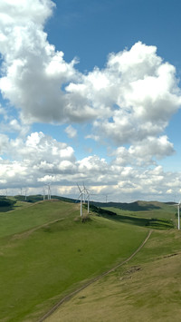 When the wind blows on the grassland power generation is