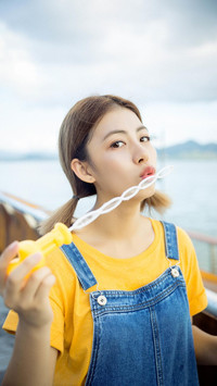 穿上背带裤时尚又减龄