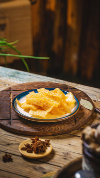 Fried pig skin can also be made at home