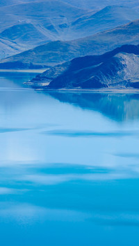 The blue lake surface of yamdrok yumtso in autumn and