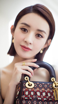 赵丽颖亮相巴黎时装周