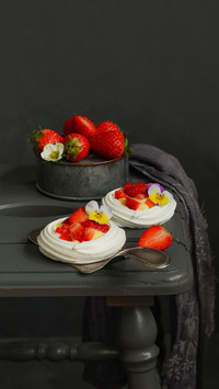 Meringue rings with vanilla pudding and fresh strawberries
