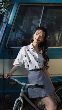 李沁化身单车甜美少女