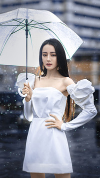 迪丽热巴的雨中大片