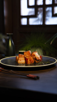 Braised pork belly in brown sauce