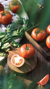 Can you choose between two types of tomatoes