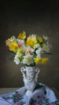 Still life with bouquet of daffodils